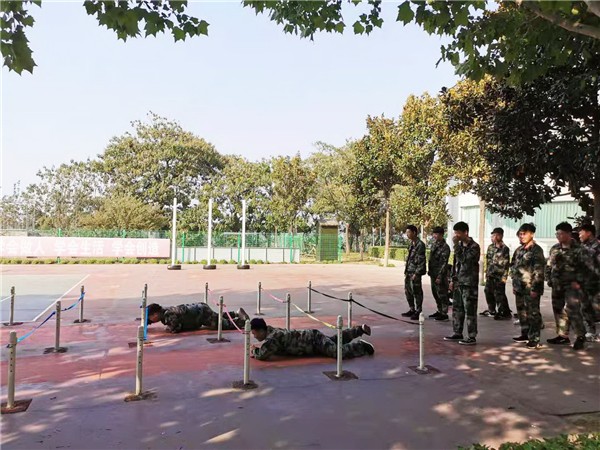 體驗(yàn)低姿匍匐前進(jìn).jpg