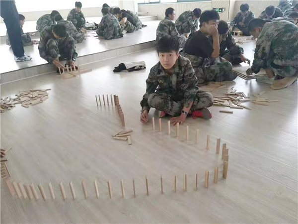 體驗(yàn)多米諾骨牌.jpg