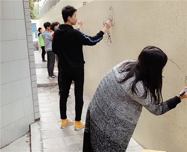 3 劉姍姍老師和學(xué)生們一起手繪.jpg
