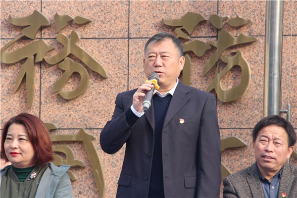 8李京輝校長宣布運(yùn)動會開始.JPG