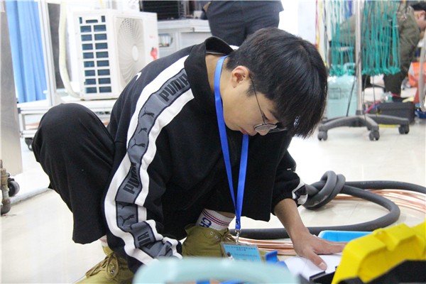 3-3 制冷與空調(diào)設(shè)備組裝與調(diào)試賽場.JPG