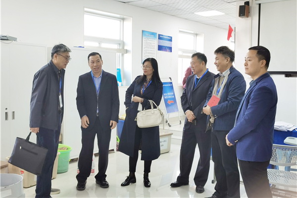 4 河南省職業(yè)技術(shù)教育教學(xué)研究室副主任王身佩和河南省職業(yè)技術(shù)教育教學(xué)研究室教學(xué)部主任楊金栓巡視賽場.jpg