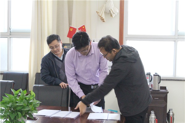 3查看禁煙工作文案材料.JPG
