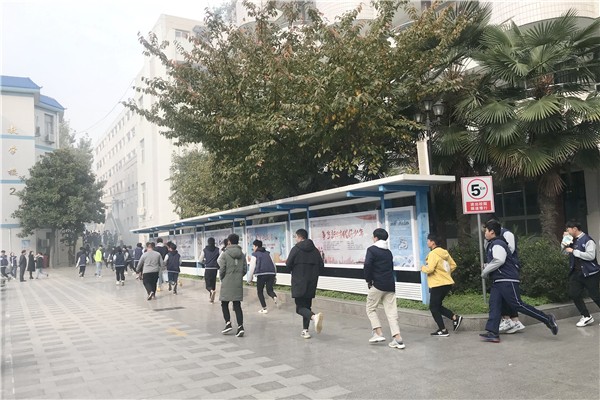 1鄭州市電子信息工程學(xué)校舉行消防疏散演練.jpg