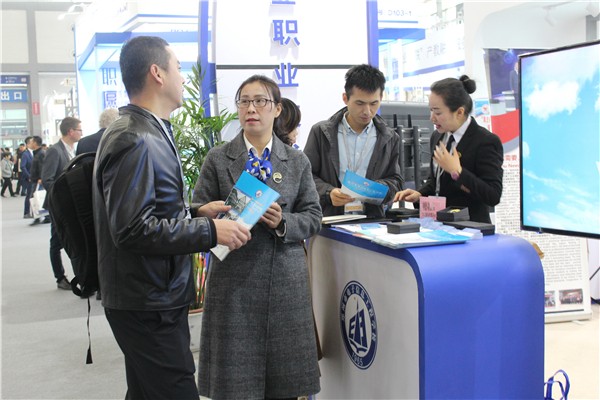 8參展人員在展臺前咨詢交流2.jpg