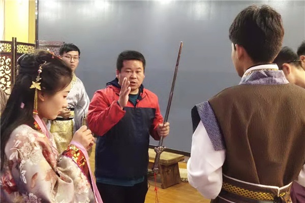 武術(shù)指導(dǎo)指點(diǎn)排練.jpg