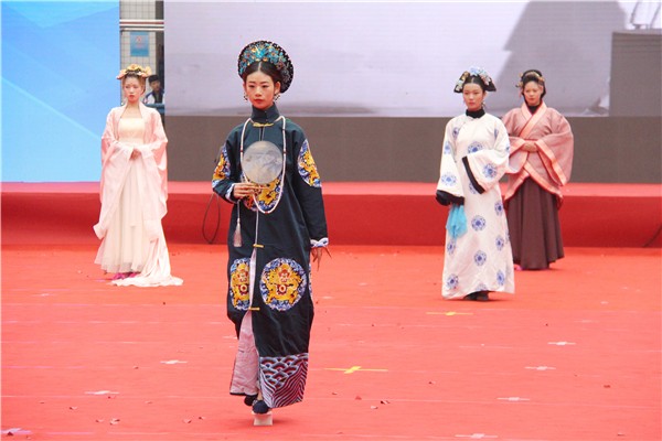 17 鄭州市科技工業(yè)學(xué)校展示服裝造型.JPG