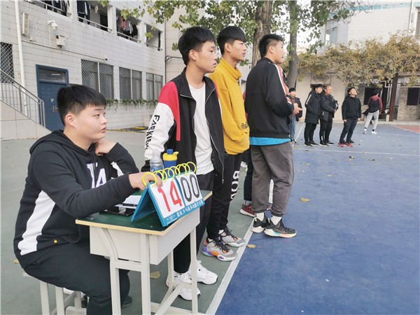 認(rèn)真的記分員.jpg