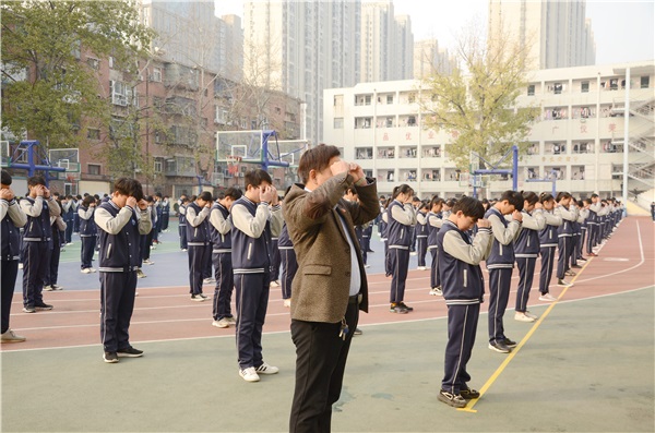 2 高勤華副校長與學(xué)生一起完成陽光體育大課間活動.JPG