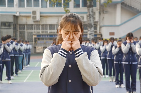 3認(rèn)真做眼保健操.JPG