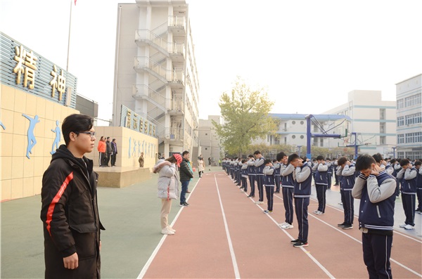 4班主任組織并陪同學(xué)生完成活動.JPG