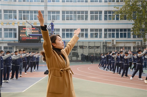 6政教處張麗君主任與學(xué)生一起完成陽光體育大課間活動.JPG