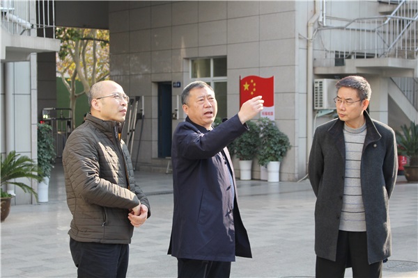 1高苑鑫處長（右）帶領企業(yè)家王為工（左）一行到鄭州市電子信息工程學校開展調研.jpg