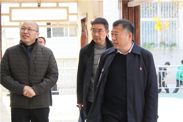 4參觀校史文化長廊.jpg