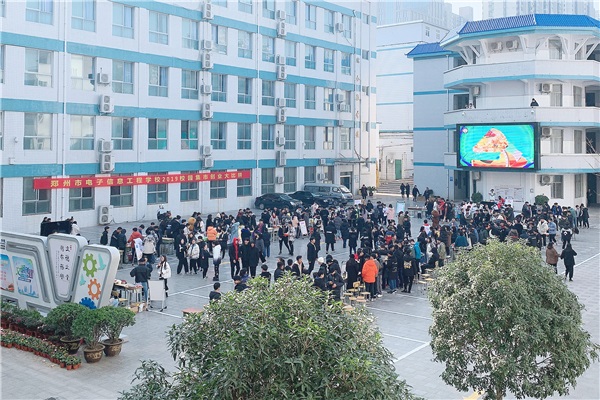 1校園集市活動熱鬧開展.jpg