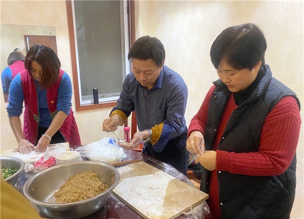 2領(lǐng)導(dǎo)們?cè)诩医^對(duì)也是做飯的好手.jpg