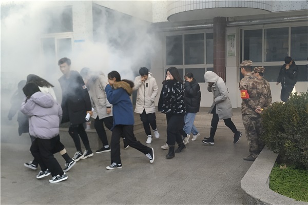 學(xué)生有序撤離.jpg