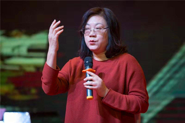 龐慧敏董事長(zhǎng)分享企業(yè)家的個(gè)人經(jīng)歷.jpg