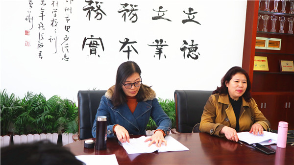 2 聯(lián)絡(luò)員馮俊芹（左）副校長李瀅（右）.jpg