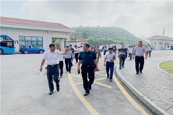 參觀貴州電子科技職業(yè)學院 (2).jpg