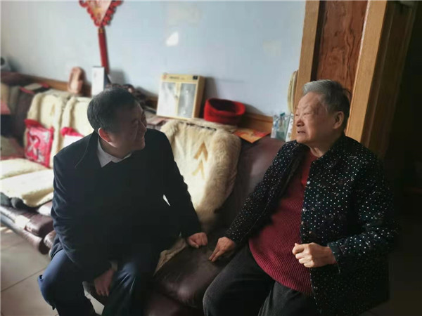 退休老教師杜秀榮回憶往事流下了激動的淚水.jpg