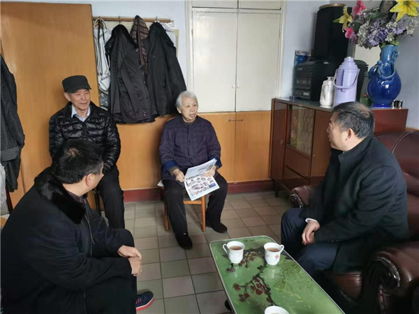 退休老黨員彭敏老師暢談學(xué)校發(fā)展.jpg