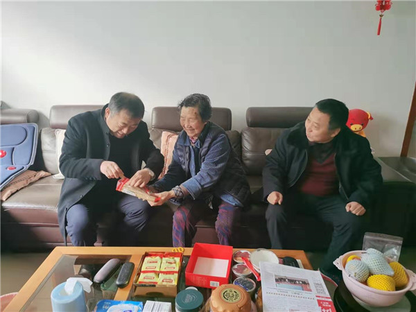 退休老教師讓校領(lǐng)導(dǎo)品嘗祭灶糖.jpg