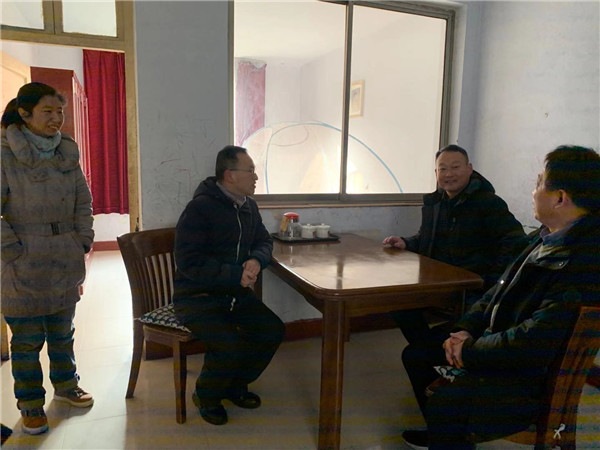 校領(lǐng)導(dǎo)為李剛老師送去節(jié)日的祝福.jpg