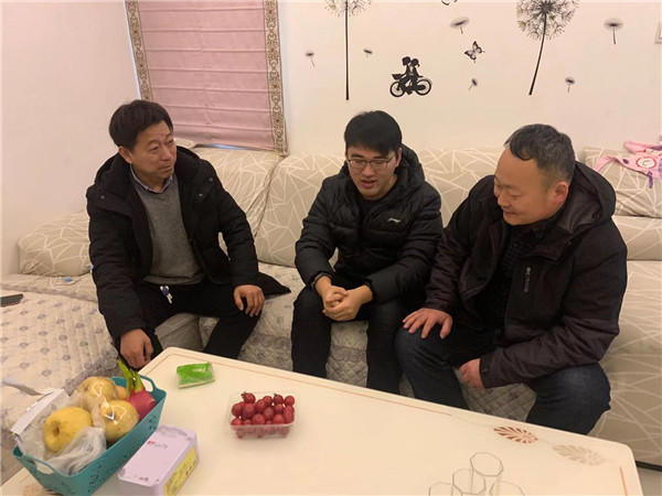 校領(lǐng)導(dǎo)走訪慰問葛碩碩老師.jpg