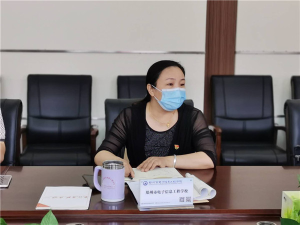 2.鄭州市電子信息工程學(xué)校紀委書記史秀麗主持會議.jpg