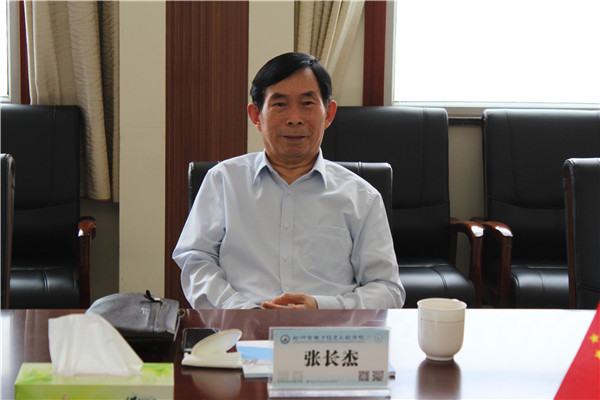 中國流通行業(yè)管理政研會黨委書記張長杰聽取匯報.JPG
