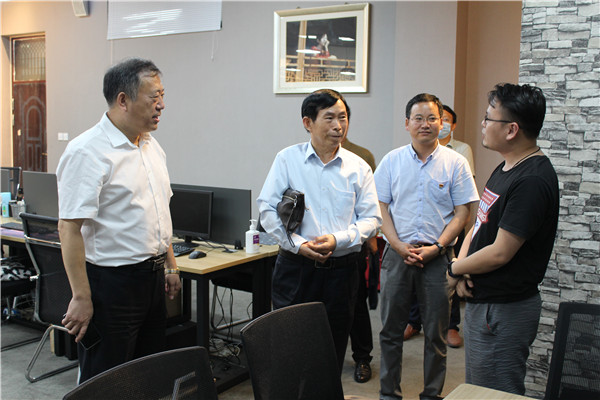 調研組走進VR工作室與老師交流.JPG