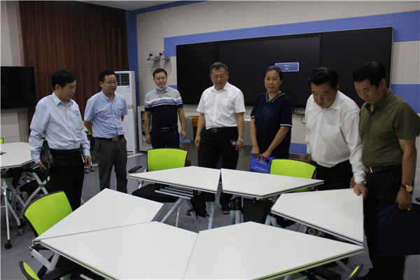 調研組來到智慧教室了解學校辦學設施情況.JPG