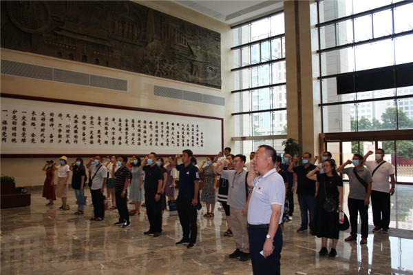 校黨委書記、校長李京輝同志帶領(lǐng)黨員同志重溫入黨誓詞.jpg