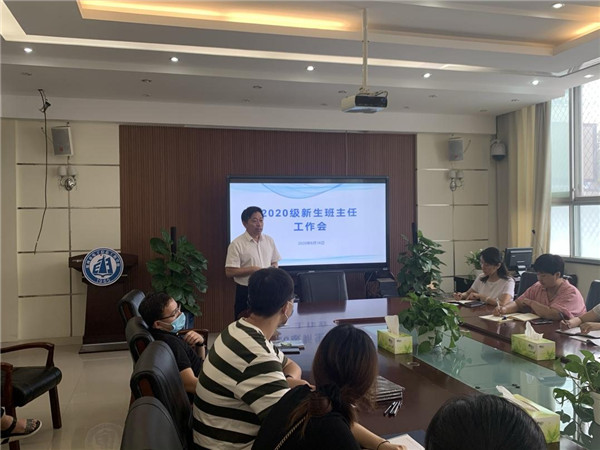 2.副校長(zhǎng)高勤華傳達(dá)上級(jí)文件精神.jpg