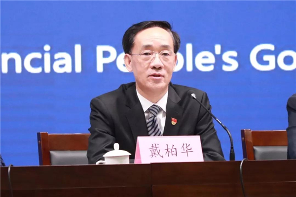 2 河南省人民政府副省長(zhǎng)戴柏華現(xiàn)場(chǎng)介紹有關(guān)疫情防控情況.jpg