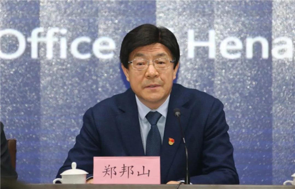 3 省教育廳黨組書(shū)記、廳長(zhǎng)鄭邦山就“全省學(xué)校何時(shí)開(kāi)學(xué)”“怎么保證停課不停學(xué)”等問(wèn)題回答記者提問(wèn).jpg
