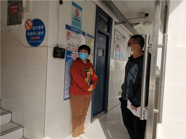 2宿舍管理員B關閉205宿舍并做學生安撫工作.jpg