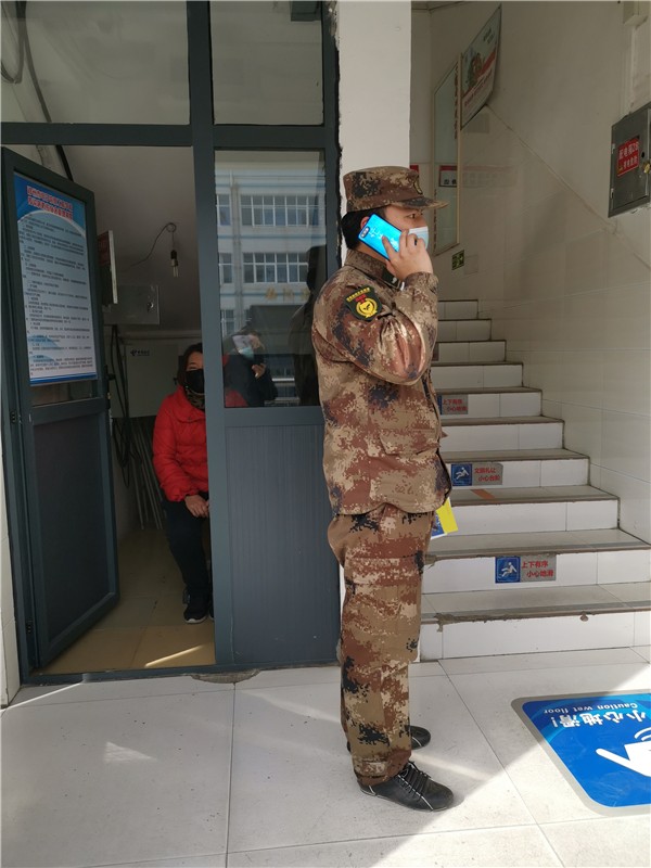 3宿舍管理員A電話通知學生W的家長和校醫(yī).jpg
