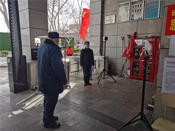 1增設(shè)紅外測溫拍攝裝置 監(jiān)控進出者體溫.jpg