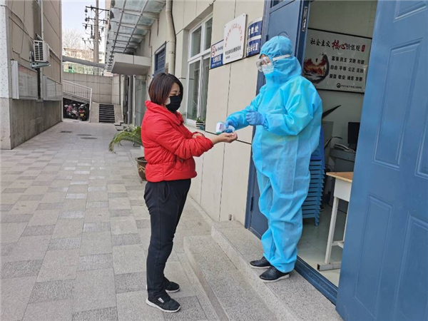 6疑似發(fā)熱患者到校醫(yī)室測溫.jpg