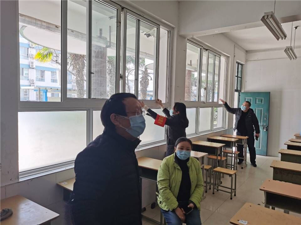 8工作人員開展教室全面消殺.jpg