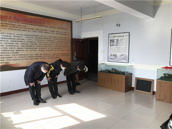 1-李京輝校長 高勤華副校長 姜漢麗老師向英雄鞠躬.jpg