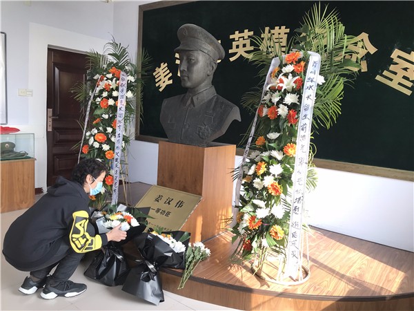 3-姜漢麗老師獻花.jpg