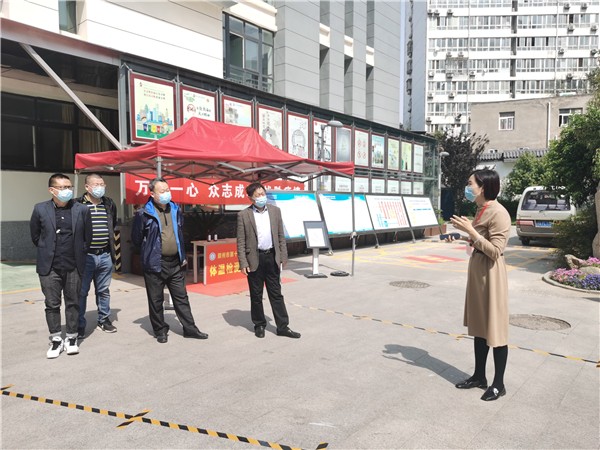 4十四中王瑞芳副校長介紹校門口防控措施.jpg
