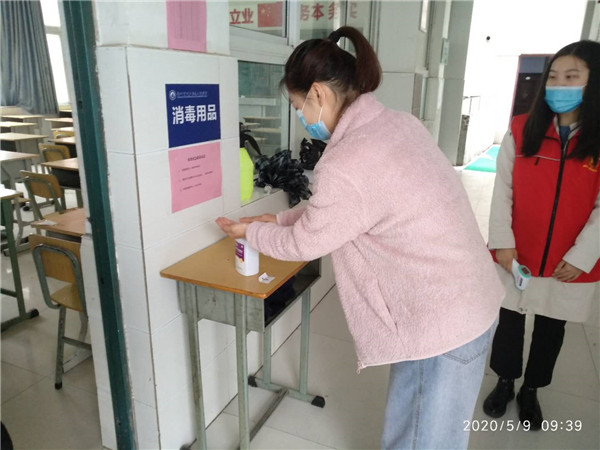 10.進(jìn)入教室洗手消毒.jpg
