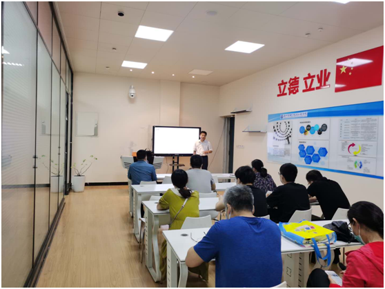3 李偉教授與工作室成員共同討論新課改.bmp