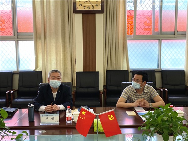 2 中國流通行業(yè)管理政研會副會長季強（左）及中國流通行業(yè)管理政研會中國藥品檢查自律工作委員會主任孫軍波（右）.jpg