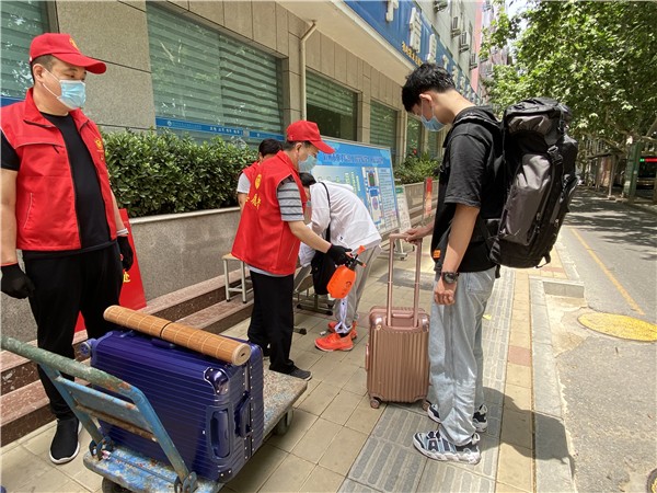 1 志愿者老師為行李消毒.jpg