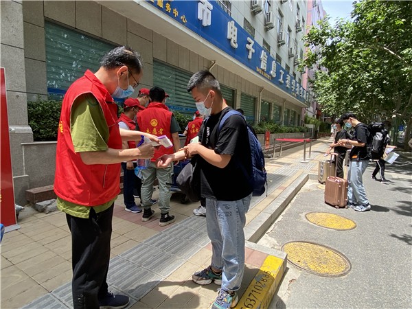 2 學(xué)生下車首次測溫.jpg